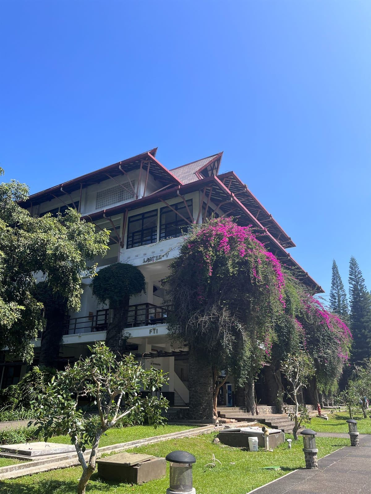 Gedung Labtek V FTI ITB dengan bunga bougenville
